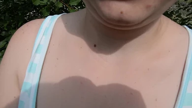 Дал в рот толстенькой троюродной сестре в кустах, под забором. Хорошая соска оказалась