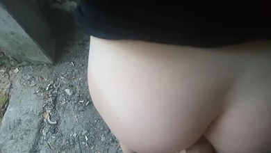 Тёлка без трусиков поласкала руками член и дала себя трахнуть в заброшенном здании