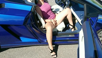 Посадил в тачку молодую армянку, чтобы отодрать её раком на трассе и скончать ей на ножки