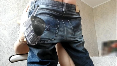 Белорусская барышня на каблуках отлично трахается с ненасытным приятелем на стуле