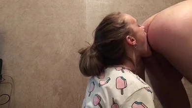 Чувак учит девку покорности, глубоко вгоняя член в её рот и заставляя лизать себе жопу