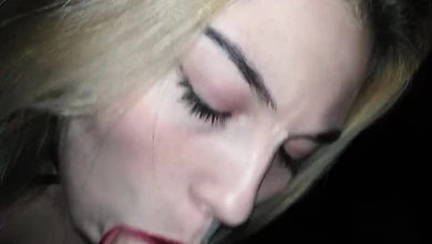 Незнакомец дал в рот пьяной девке после клубешника. Соснула на автомате, с проглотом