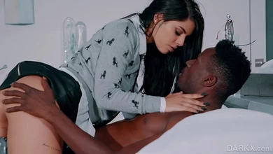 Девка долго дразнила мускулистого негра своим нежным беленьким телом… а потом сама насадилась на его чёрный хрен