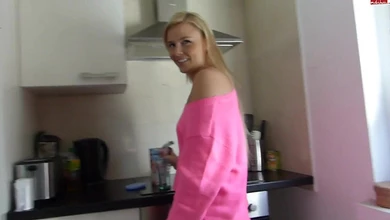 Соблазнил свою миленькую подружку попробовать секс на камеру, пообещав после стереть эту запись...