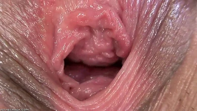 Очень крупные планы упругой пизды и тугой попки от горячей красотки. Раздвигает, сжимает, играет!