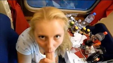 Чувак развёл на отсос аппетитную и замужнюю блондиночку-проводницу, круто накормив её спермой