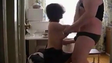 Толстяк муж даёт за щеку и вжаривает худую любовницу прямо на кухне. А скрытая камера всё это пишет...