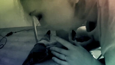 Чувак снимает, как его подружка старательно насасывает его большой член, получая в рот порцию спермы