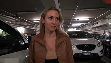 Девка расплатилась за поездку перед таксистом еблей на парковке. Прием: Наличные, карта, пизда.