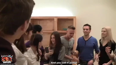 Уединился и выебал в туалете сексуальную и очень пьяную студентку на вечеринке дома