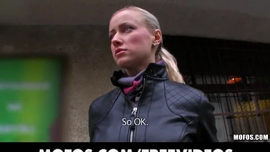 Пикапер за деньги развёл молодую девку на еблю во все дыры в дешёвой гостинке на скрипучей койке