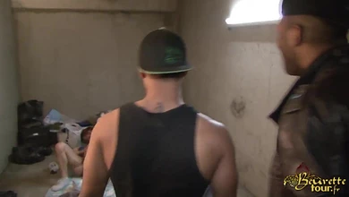 Поймали мусульманку, утащили в гараж и пустили по кругу, отодрав её вчетвером во все дыры