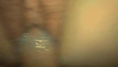 Секс в пизду без презерватива в близком ракурсе. Чувак позволил себе накончать спермой полную дырку.