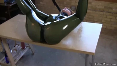 Фетишист обездвижил свою девку в латексе, чтобы, раздрочив вибратором, выебать её в распухшую пизду