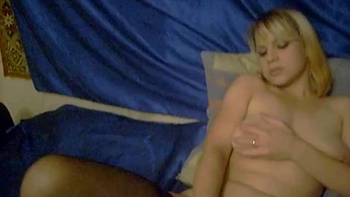 Ненасытная жена в чулках трахает себя самотыком, пока муж отдыхает от постоянной ебли