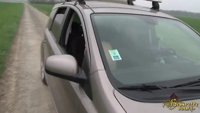 Развратная мусульманка сосет хуй незнакомцу не снимая хиджаба, после чего отдается в лесу