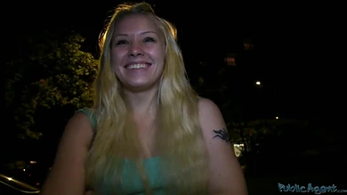 Девка не взяла деньги, когда увидела огромный хуй пикапера. Сочный минет и трах за гаражами.