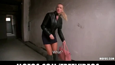 Телка с большими красивыми сиськами за пару минут соглашается на секс с пикапером в подворотне