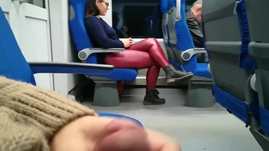 Чувак показал незнакомке член в автобусе, чем заманил к себе на сидения на минет