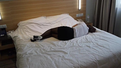 Азиат выебал спящую телку с волосатой дыркой, сняв на камеру как кончает внутрь пизды