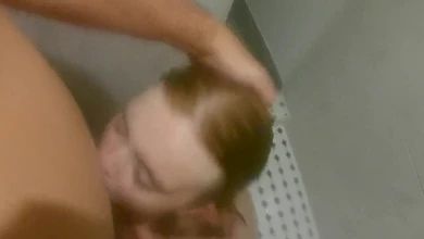 Рыжая сучка любит отсасывать в душе, заглатывая хуй полностью и глотая сперму