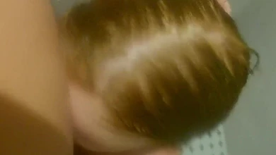 Рыжая сучка любит отсасывать в душе, заглатывая хуй полностью и глотая сперму