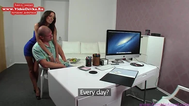 Пикаперы разводят секретаршу на секс в приемной, пока ждут босса и снимают трах на камеру