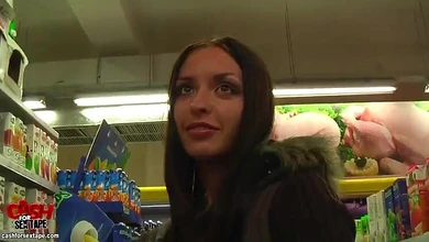 Жена извиняется глубоким минетом и трахом на кухне за неприготовленный завтрак