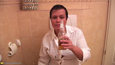 Сисястую толстуху в Египте наказали хуем в рот и бутылкой в пизду, ибо нефиг пить там, где не надо