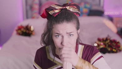 Молоденькая чирлидерша соскучилась по сочным хуям и усиленно сосёт искусственный член