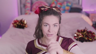 Молоденькая чирлидерша соскучилась по сочным хуям и усиленно сосёт искусственный член