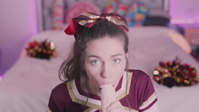 Молоденькая чирлидерша соскучилась по сочным хуям и усиленно сосёт искусственный член