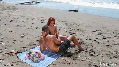 Рыжая поблядушка приманила самца и трахнулась с ним прямо на пляже