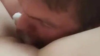 Леша пиздолиз лижет мои ножки и киску