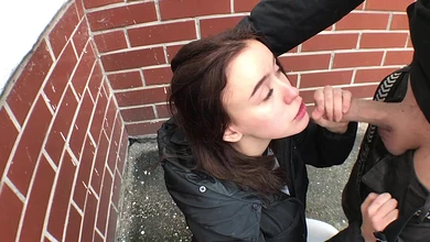 Парочка комплиментов - и девка уже согласна отсасывать прямо на улице, под подъездом!