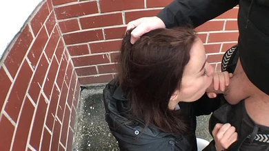 Парочка комплиментов - и девка уже согласна отсасывать прямо на улице, под подъездом!