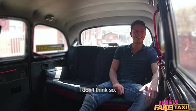 Развратная таксистка заставила пассажира показать хуй, а потом и выебла его прямо в машине