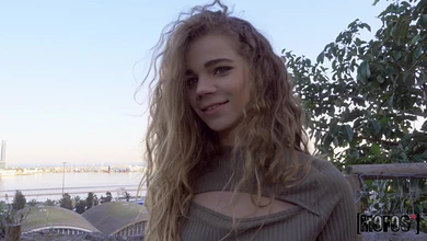 Сломала телефон? Не беда, ведь пиздёночкой можно заработать на новый!