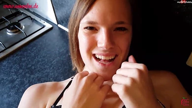 Вместо завтрака немецкая тёлка кормит хуй парня свежей пиздятинкой