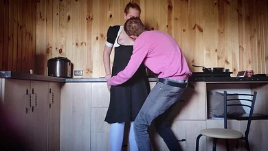 Хозяин выебал сексуальную горничную, пока та намывала посуду